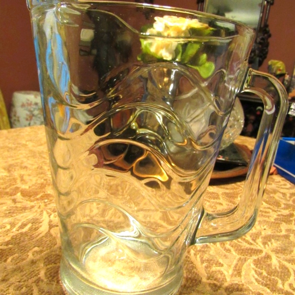 🦢🤍🦢 Awesome Vintage Glass Wave Beverage Carafe Pitcher